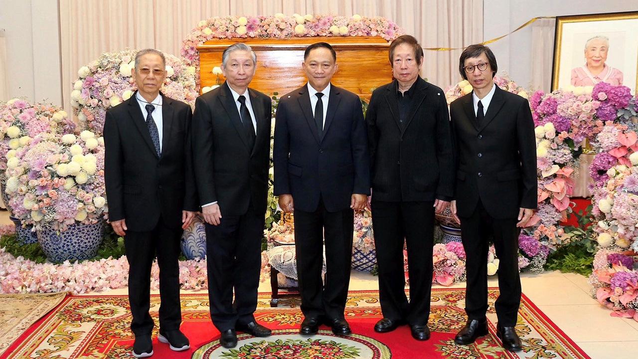 สู่สุคติ พล.ต.อ.อดุลย์ แสงสิงแก้ว ประธานคณะกรรมาธิการแรงงาน วุฒิสภา เป็นประธานในพิธีสวดพระอภิธรรมศพ พรสุข พรประภา มารดาของ ดร.อรรณพ พรประภา ดร.อารักษ์ พรประภา และ วรพจน์ พรประภา โดยมี บัญชา พรประภา มาร่วมในพิธีด้วย ที่วัดธาตุทอง วันก่อน.