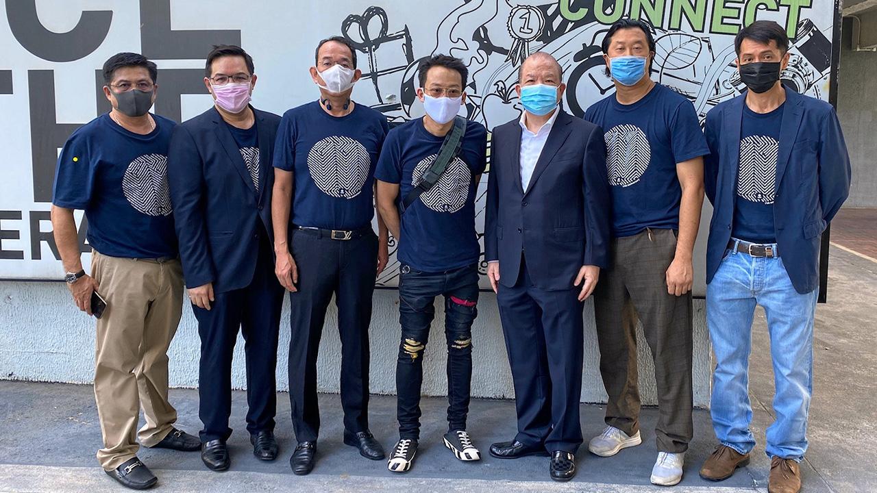 วัย 11 ขวบ พิชัย นริพทะพันธุ์ อดีต รมว.พลังงาน มาร่วมแสดงความยินดีในโอกาสครบรอบ 11 ปี วอยซ์ ทีวี โดยมี พานทองแท้ ชินวัตร, เมฆินทร์ เพ็ชรพลาย, ม.ล.ณัฏฐกรณ์ เทวกุล, ธีรัตถ์ รัตนเสวี และ ประทีป คงสิบ มาร่วมให้การต้อนรับ ที่สถานีโทรทัศน์วอยซ์ ทีวี วันก่อน.