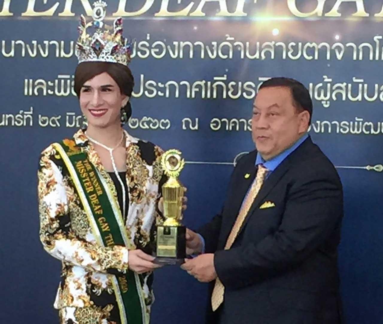 นายจุติ ไกรฤกษ์ มอบรางวัลชนะเลิศ MISSTER DEAF GAY THAILAND ให้แก่ ธนเทพ ศากยโรจน์.
