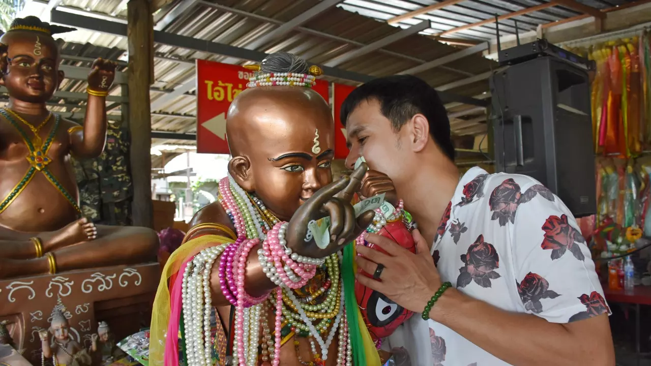 2 นักร้องดัง มาขอโชคที่ "วัดสว่างอารมณ์" ไม่กั๊กบอกเลขเด็ดให้คอหวยลุ้นรวย