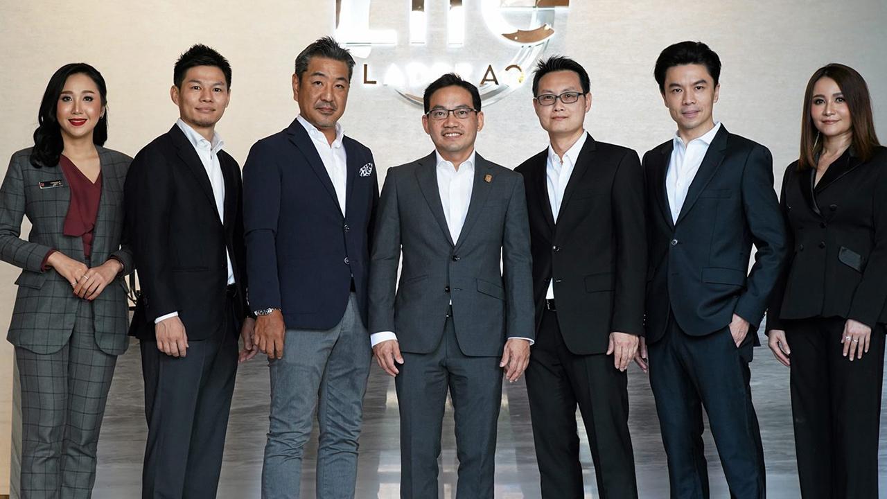น่าอยู่จัง วิทการ จันทวิมล จัดงานส่งมอบ “LIFE ลาดพร้าว” คอนโดมิเนียมพร้อมอยู่เต็มเปี่ยมไปด้วยพื้นที่ส่วนกลางเพียง 1 ก้าวจากบีทีเอสห้าแยกลาดพร้าวให้แก่ลูกค้า โดยมี ประจักษ์ ประภามณฑล, ทาคุยะ ยามะดะ และ โทโมฮิโกะ อิกูจิ มาร่วมงานด้วย ที่โครงการ วันก่อน.