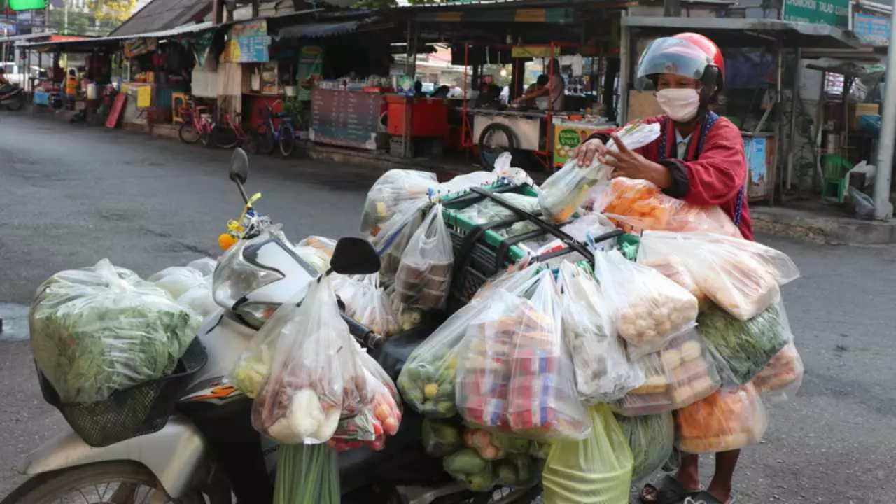 รถพุ่มพวงช่วยชาติ ไปทุกตรอกซอกซอย เน้นขายขาประจำเพื่อความปลอดภัย