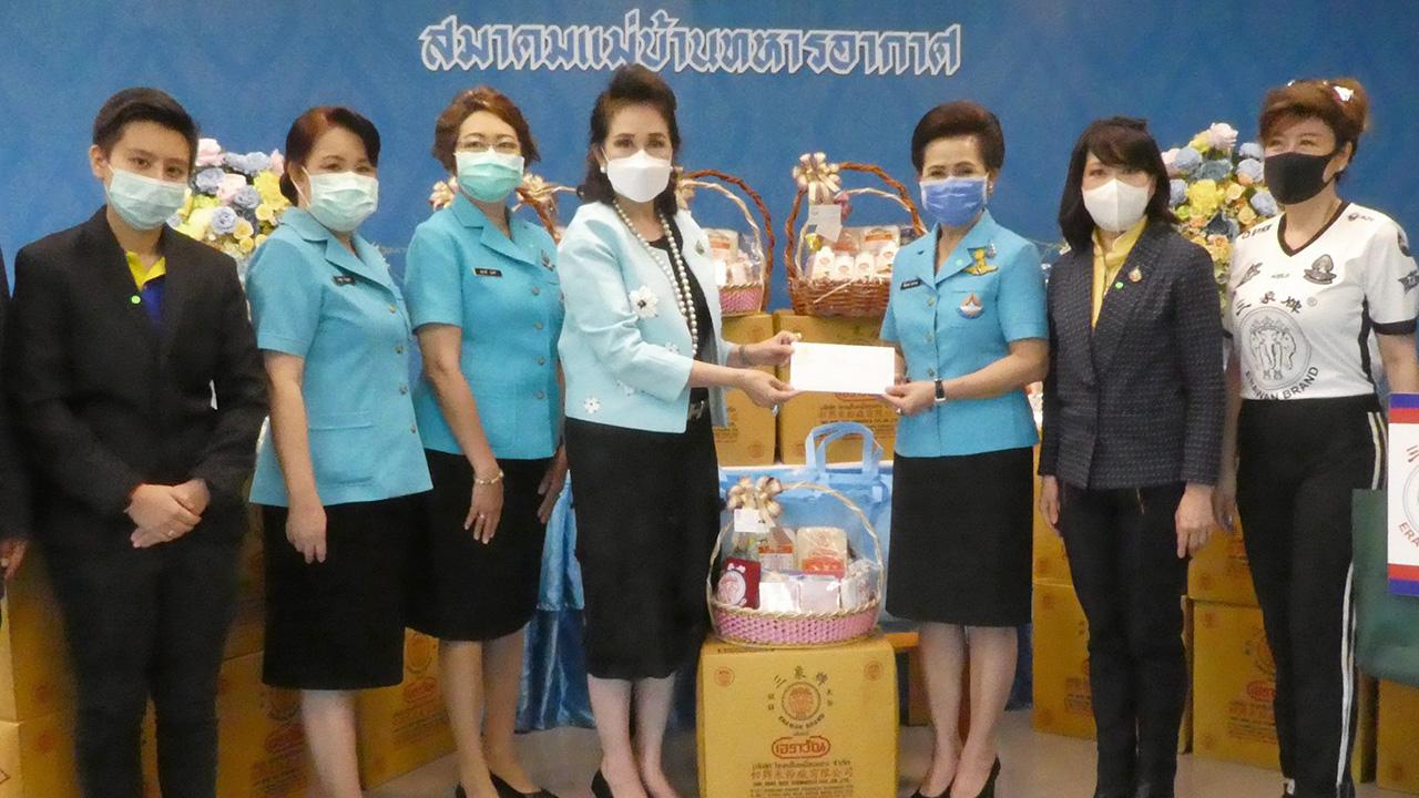 มีน้ำใจ นันทวรรณ โชติวิจิตร, สุจิตรา วงศ์สุรไกร และ สุวรรณา วงศ์สุรไกร มอบหน้ากากอนามัยและผลิตภัณฑ์เส้นหมี่เอราวัณ ให้แก่ พญ.วิไลภรณ์ วงษ์วาทย์ เพื่อร่วมป้องกันการแพร่ระบาดของไวรัส covid-19 ในโอกาสวันครบรอบ 106 ปีกองทัพอากาศ ที่สมาคมแม่บ้านทหารอากาศ วันก่อน.
