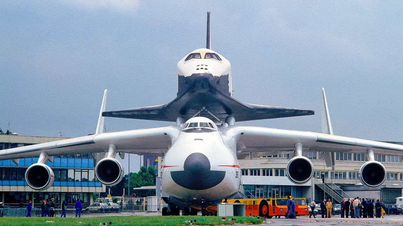 ส่อง เครื่องบินลำเลียงใหญ่ที่สุดในโลก ANTONOV AN 225 MRIYA