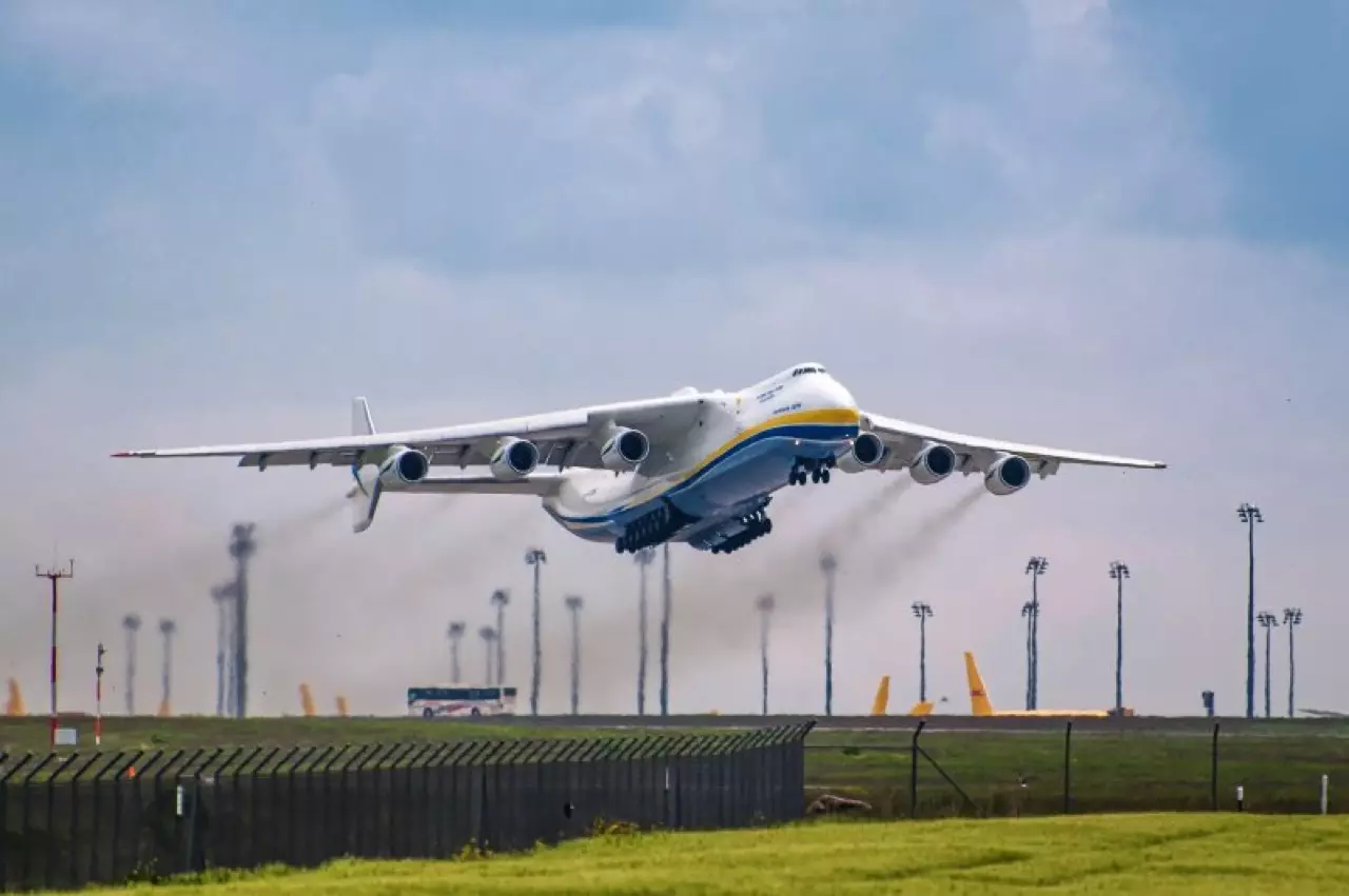 ส่อง เครื่องบินลำเลียงใหญ่ที่สุดในโลก ANTONOV AN 225 MRIYA