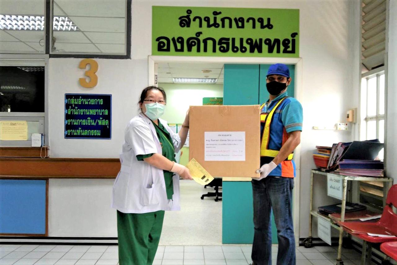 เอสซีจี โลจิสติกส์ และกลุ่มจิตอาสาเฉพาะกิจ อดีตสโมสรนิสิตจุฬาฯ มอบ “กล่องกันเชื้อเพื่อหมอไทย”.