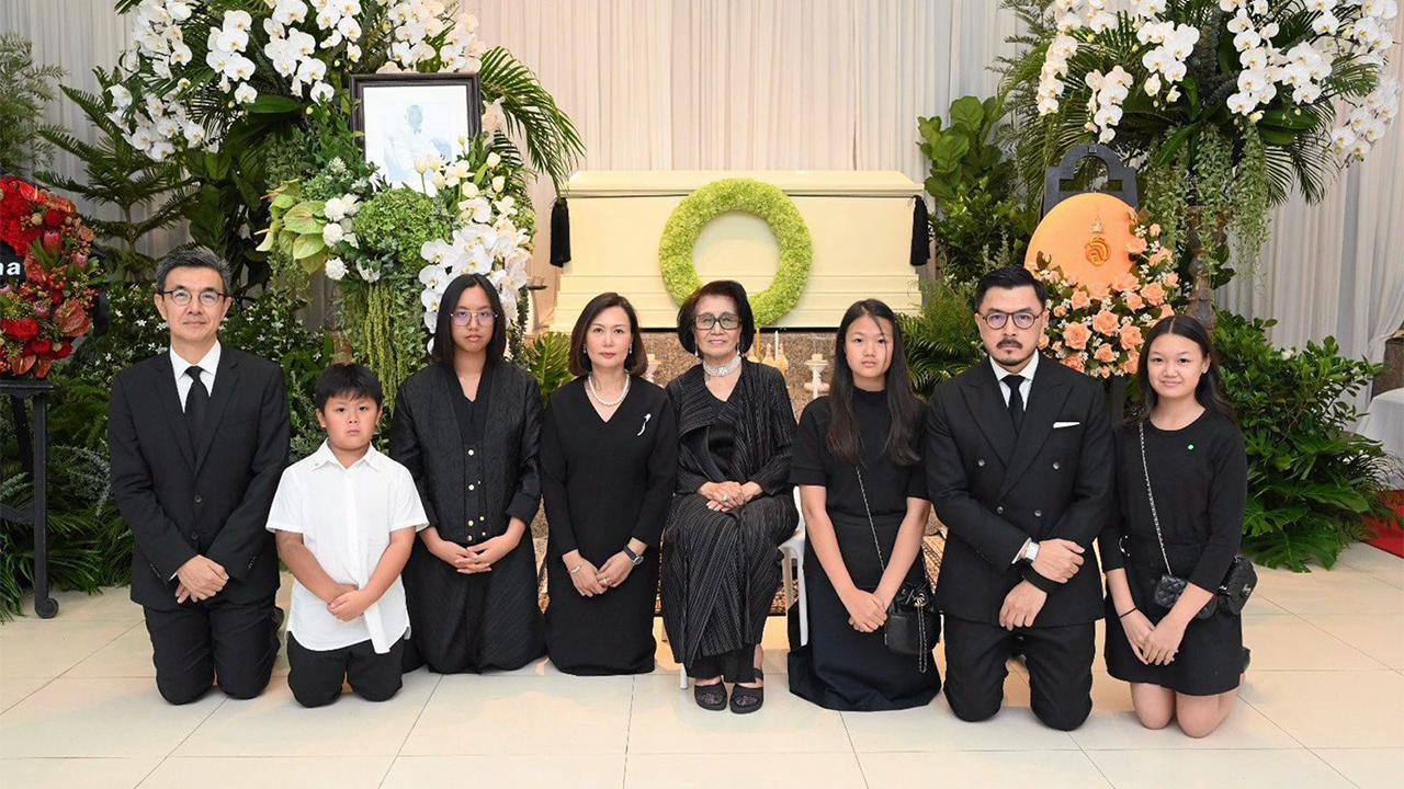 สู่สุคติ พลวัฒน์ อัศวะประภา เป็นประธานในพิธีสวดพระอภิธรรมศพ อุทัย อัศวะประภา โดยมี เออิโก๊ะ อัศวะประภา, ดร.โสรัชย์ อัศวะประภา, วิภานี อัศวะประภา, วชรนทร์ อัศวะประภา, นนทิชา อัศวะประภา และ พิชญาภา อัศวะประภา มาร่วมในพิธีด้วย ที่วัดธาตุทอง วันก่อน.