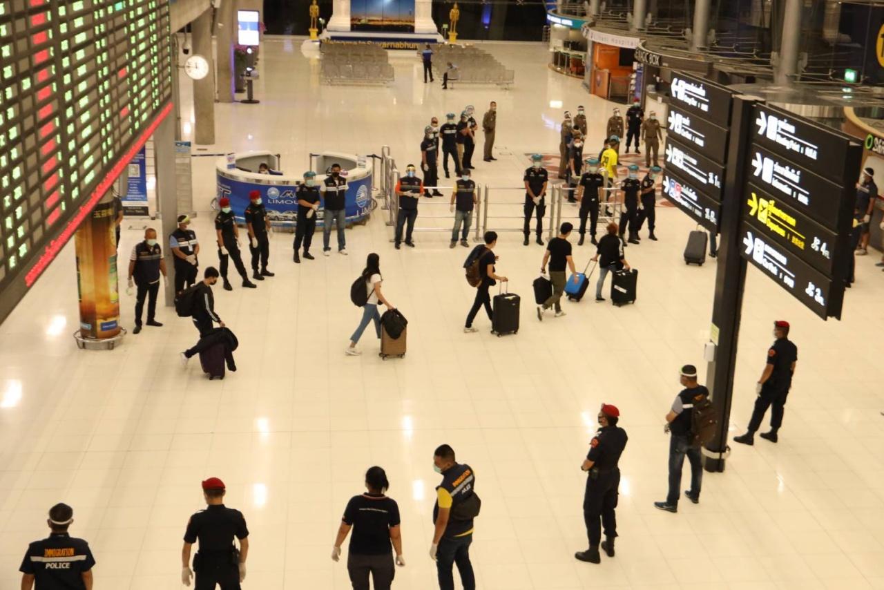 กลุ่มคนไทยที่เหลือ เดินทางไปยังสถานที่กักตัว