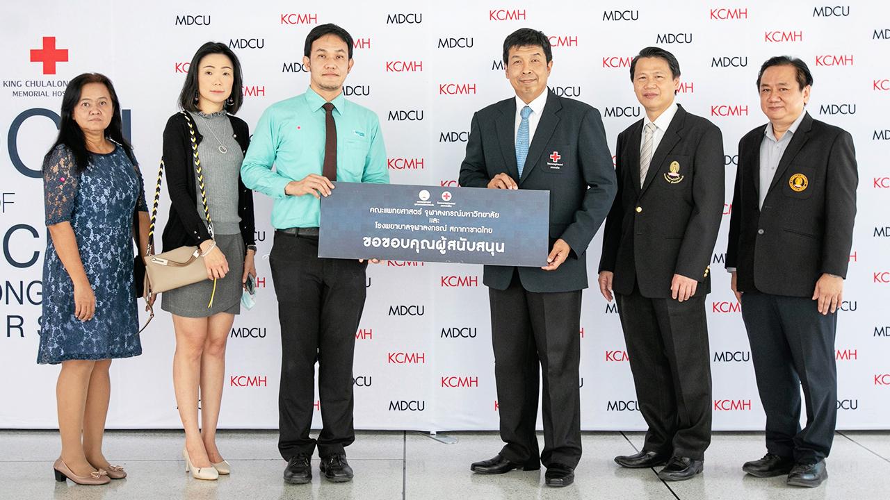 ใจบุญ รศ.นพ.ฉันชาย สิทธิพันธุ์ และ รศ.นพ.สมศักดิ์ คุปต์นิรัติศัยกุล รับมอบเงินจำนวน 1,000,000 บาท จาก นิภาพร จิตต์สุข กก.ผจก.บริษัททีอาร์บี เชอร์เม็ดดิก้า เพื่อสมทบกองทุนภาควิชาออร์โธปิดิกส์ในการช่วยเหลือกิจกรรมทางการแพทย์ ที่คณะแพทยศาสตร์ จุฬา วันก่อน.