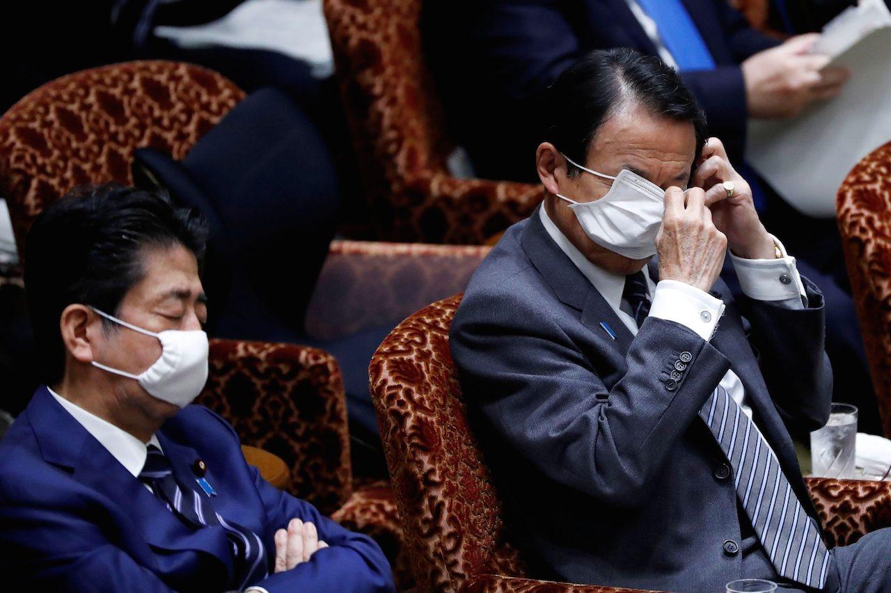 รัฐมนตรีญี่ปุ่นสวมหน้ากากอนามัยระหว่างร่วมประชุมสภา