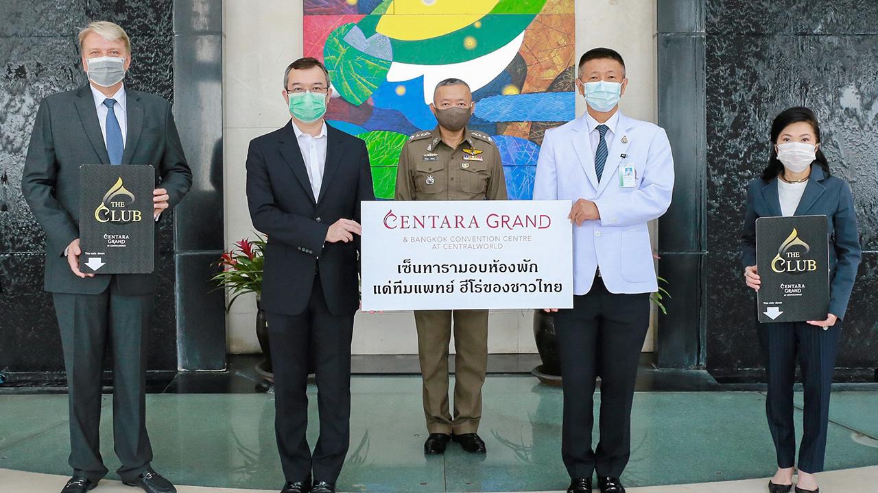 อยู่พักฟรี ธีระยุทธ จิราธิวัฒน์ และ สุพัตรา จิราธิวัฒน์ มอบบัตรห้องพักให้แก่ พล.ต.ท.วิฑูรย์ นิติวรางกูร นายแพทย์ใหญ่ รพ.ตำรวจ เพื่อให้บุคลากรทางการแพทย์เข้าพักฟรีไม่เสียค่าใช้จ่าย โดยมี พล.ต.ท.เพิ่มพูน ชิดชอบ มาร่วมในพิธีด้วย ที่โรงแรมเซ็นทาราแกรนด์ เซ็นทรัลเวิลด์ วันก่อน.