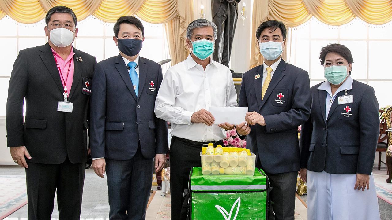 มีน้ำใจ อภิรักษ์ โกษะโยธิน มอบเงินจำนวน 50,000 บาท เพื่อสมทบทุนจัดหาอุปกรณ์ทางการแพทย์และผลิตภัณฑ์น้ำนมข้าวโพด V Foods จำนวน 300 ขวด ให้แก่ ศ.นพ.สุทธิพงศ์ วัชรสินธุ สำหรับแพทย์ผู้ปฏิบัติหน้าที่คัดกรองผู้ป่วยติดเชื้อโควิด-19 ที่โรงพยาบาลจุฬาลงกรณ์ วันก่อน.