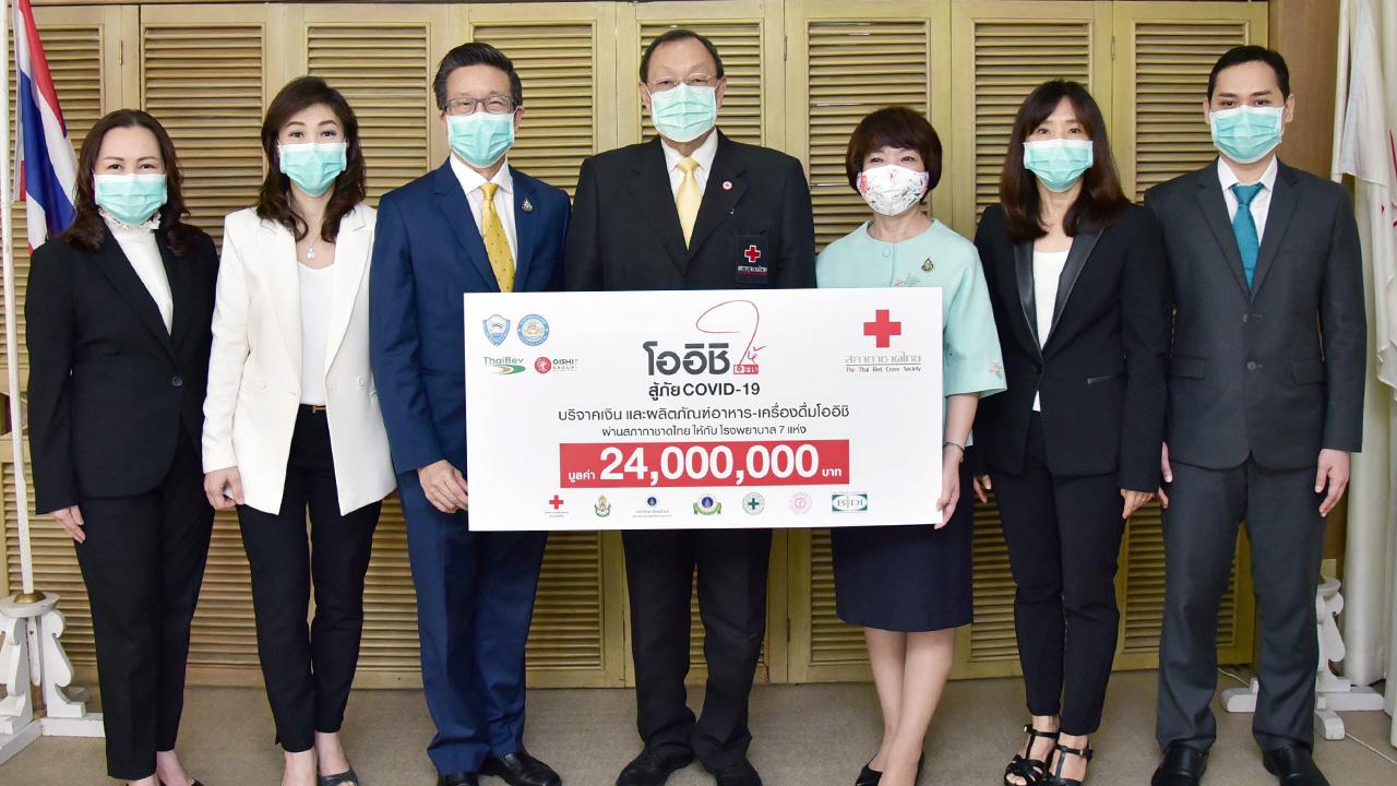 สู้ภัยโควิด ขรรค์ ประจวบเหมาะ รับมอบเงินและสิ่งของ มูลค่า 24,000,000 บาท จาก นงนุช บูรณะ เศรษฐกุล กก.ผจก.บ.โออิชิ และ กมลนัย ชัยเฉนียน ผช.กก.ผอ.ใหญ่ บ.ไทยเบฟเวอเรจ เพื่อช่วยเหลือส่งมอบผ่านให้ 7 รพ. และตู้แช่พร้อมเครื่องดื่มโออิชิ โกลด์ ที่สภากาชาดไทย วันก่อน.