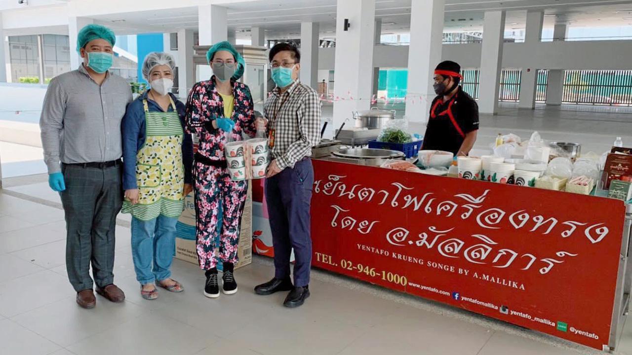 เติมพลังนักรบชุดขาว - นุ้ย–สุจิรา และ ปอนด์–ชยพล “นำเย็นตาโฟเครื่องทรง โดย อ.มัลลิการ์” ไปเสิร์ฟร้อนๆให้คุณหมอและพยาบาลและเจ้าหน้าที่ที่ปฏิบัติงานต่อสู้กับโรคโควิด-19 ที่ รพ.รามาธิบดีจักรีนฤบดินทร์ วันก่อน.