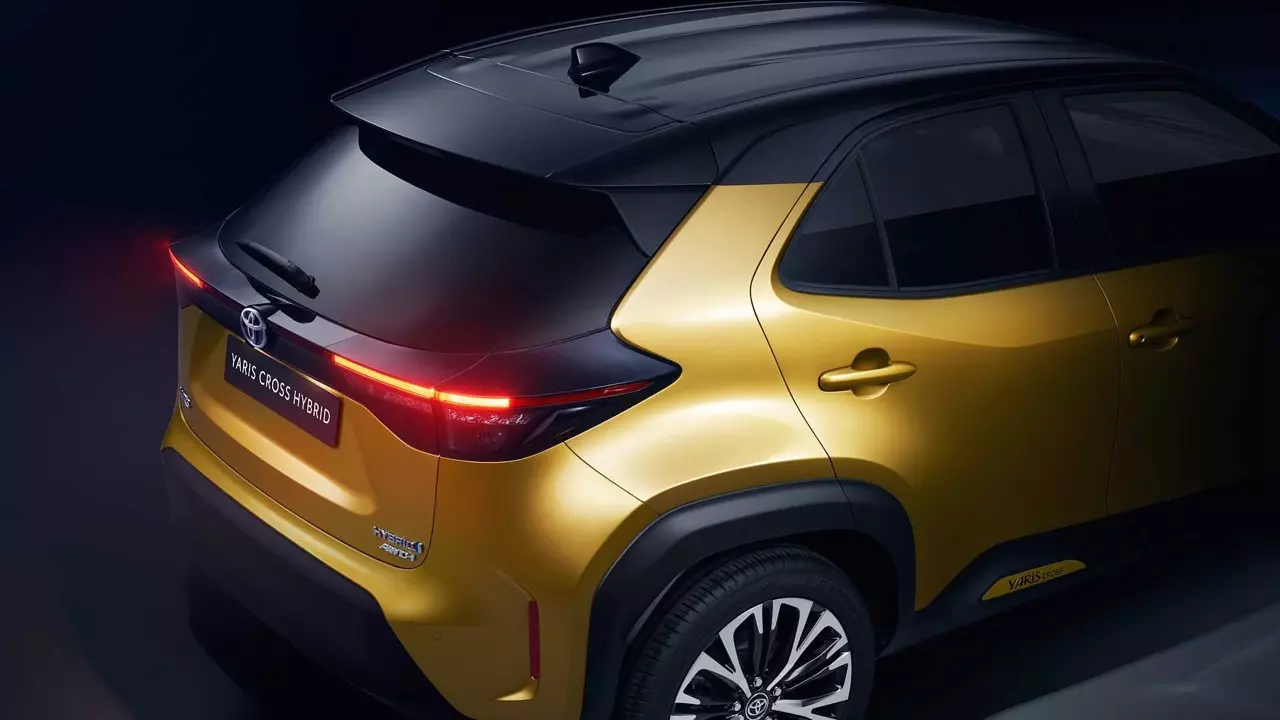 Toyota yaris suv hybrid outlet 2020