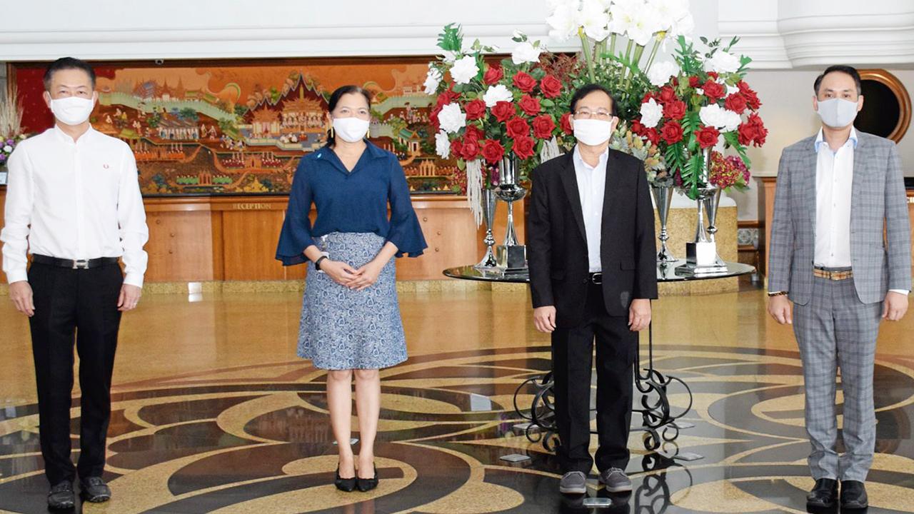 ดูแลกัน นพ.วิศิษฏ์ ตั้งนภากร เปิดโครงการนำร่องดูแลสุขภาพผู้สูงอายุและบุคคลทั่วไปทั้งคนไทย และต่างชาติ เพื่อป้องกันไวรัสโควิด-19 โดยมี เสาวภา จงกิตติพงศ์, รศ.นพ.ชาญวิทย์ โคธีรานุรักษ์ และ มณเฑียร ตันตกิตติ์ มาร่วมงานด้วย ที่โรงแรมมณเฑียร ริเวอร์ไซด์ วันก่อน.