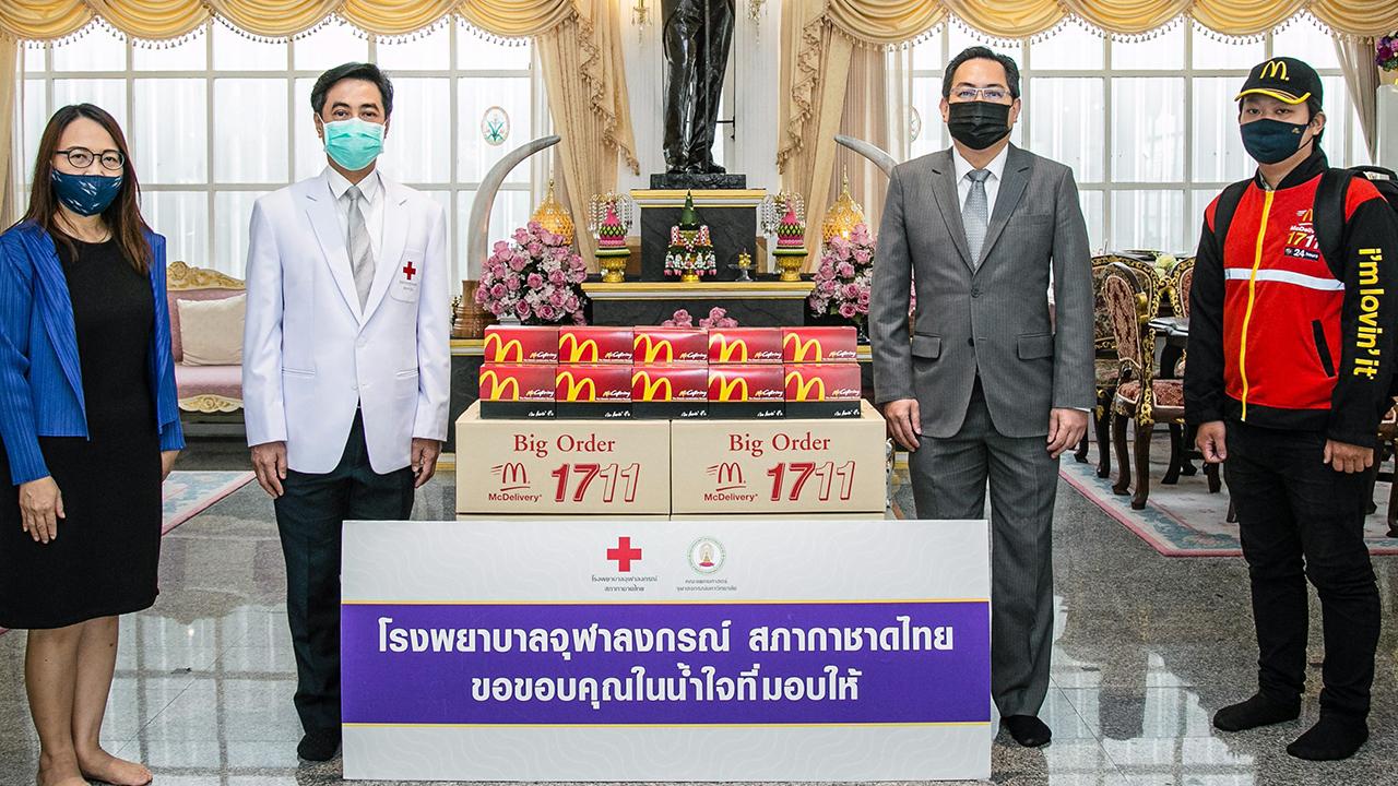 เติมพลังงาน ธันยเชษฐ์ เอกเวชวิท ในนามมูลนิธิโรนัลด์ แมคโดนัลด์ เฮาส์ มอบชุดอาหารจากแมคโดนัลด์จำนวน 1,600 ชุด ให้แก่ ศ.นพ.สุทธิพงศ์ วัชรสินธุ เพื่อเป็นกำลังใจต่อการทำงานของบุคลากรทางการแพทย์และครอบครัวผู้ป่วยเด็กในสถานการณ์โควิด ที่ รพ.จุฬาลงกรณ์ วันก่อน.