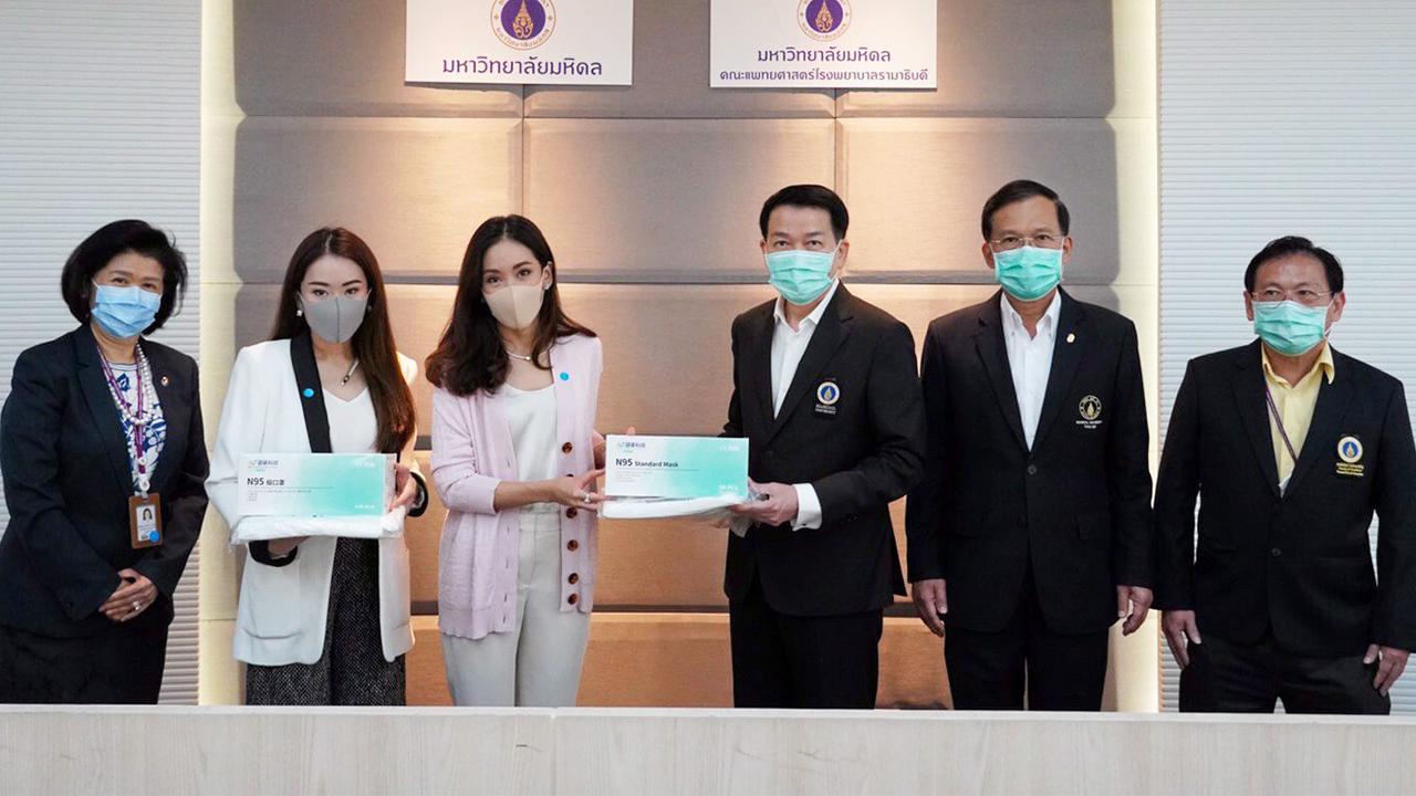 น้ำใจ พินทองทา คุณากรวงศ์ และ แพทองธาร ชินวัตร มอบเงินบริจาคในนามครอบครัวชินวัตร พร้อมเครื่องเฝ้าติดตามการทำงานของหัวใจ 5 เครื่อง รวมทั้งชุด PPE จำนวน 1,000 ชุดและหน้ากาก N95 จำนวน 6,000 ชิ้น ให้แก่ ศ.นพ.ปิยะมิตร ศรีธรา ที่โรงพยาบาลรามาธิบดี วันก่อน.