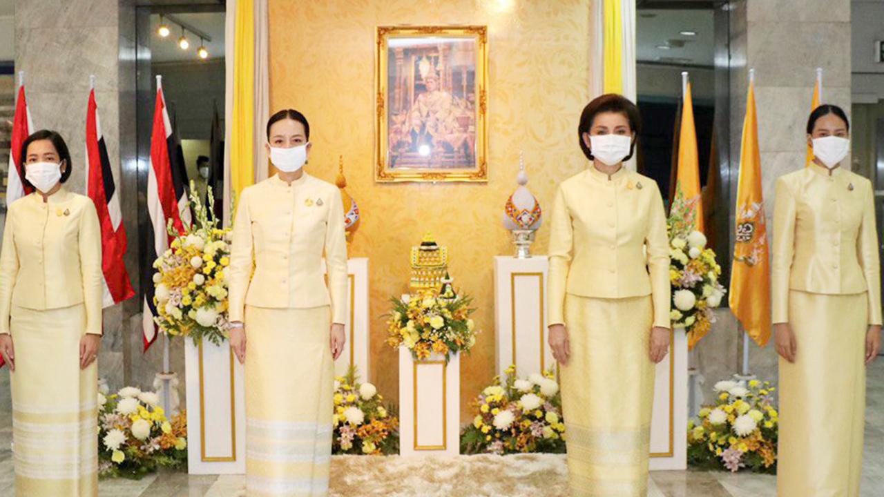ถวายพระพร นวลพรรณ ล่ำซำ กก.ผจก.บ.เมืองไทยประกันภัย มาร่วมลงนามถวายพระพรชัยมงคล เนื่องในอภิลักขิตสมัย วันฉัตรมงคล โดยมี ร.อ.หญิง ชญาดา หนีพาล, รัชนีกร มีสมมนต์ และ จิรปรียา บุญงาม มาร่วมในพิธีด้วย ที่สำนักงานใหญ่ บริษัท เมืองไทยประกันภัย วันก่อน.