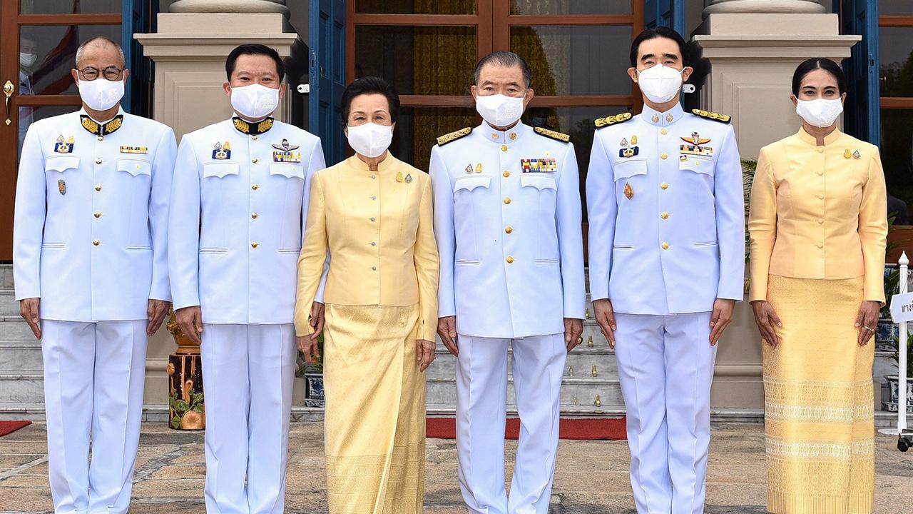 วันฉัตรมงคล เจริญ-คุณหญิงวรรณา สิริวัฒนภักดี, ฐาปน สิริวัฒนภักดี, อัศวิน เตชะเจริญวิกุล, ประวิช สุขุม และ ม.ล.รดีเทพ เทวกุล มาร่วมลงนามในพิธี ถวายพระพรชัยมงคล พระบาทสมเด็จพระเจ้าอยู่หัว เนื่องในโอกาสวันฉัตรมงคล ที่ศาลาสหทัยสมาคม วันก่อน.