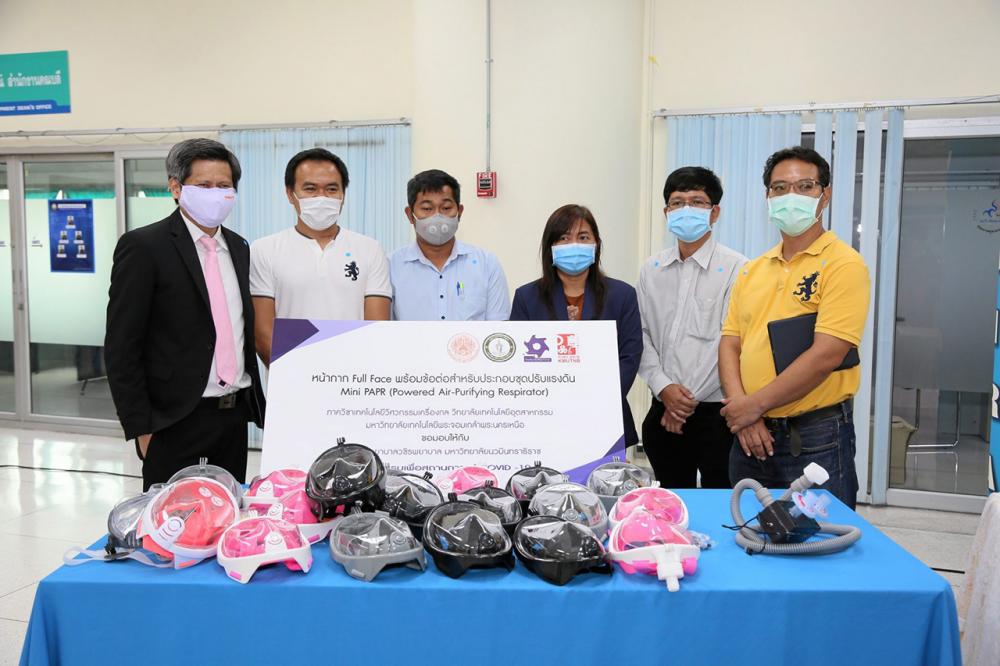 ศ.ดร.สมฤกษ์ จันทรอัมพร รองอธิการบดีฝ่ายวิจัยและพัฒนาเทคโนโลยีสารสนเทศ และทีมนักวิจัย มอบข้อต่อและหน้ากาก ให้แก่ รพ.วชิรพยาบาล 50 ชุด.