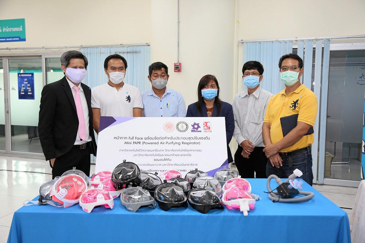 ศ.ดร.สมฤกษ์ จันทรอัมพร รองอธิการบดีฝ่ายวิจัยและพัฒนาเทคโนโลยีสารสนเทศ และทีมนักวิจัย มอบข้อต่อและหน้ากาก ให้แก่ รพ.วชิรพยาบาล 50 ชุด.