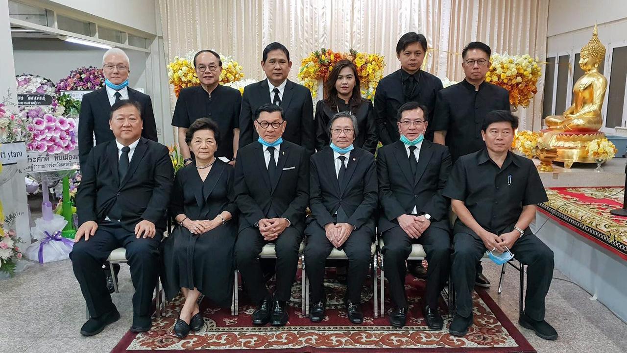 สู่สุคติ ไพศาล พิสุทธิ์วัชระกุล, ศ.กิติพงษ์ อุรพีพัฒนพงศ์, เขมทัต พลเดช, วิไลพร ลิ่วเกษมศานต์, ชัยยง สัจจิพานนท์, อำนวย ปรีมนวงศ์ และ ดร.บริพัตร ศิริอรุณรัตน์ มาร่วมในพิธีสวดพระอภิธรรมศพ ดาราพร ลีนุตพงษ์ มารดาของ ถาวร ลีนุตพงษ์ ที่วัดธาตุทอง วันก่อน.