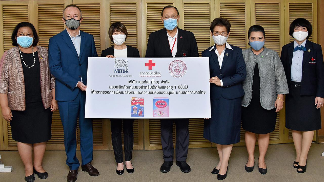 แจกเด็ก สราญภัทร อนุมัติราชกิจ และขรรค์ ประจวบเหมาะ รับมอบนมผงคาร์เนชั่น วัน พลัส และเอส-26 โพรเกรส สำหรับเด็กวัย 1 ปีขึ้นไป จาก ฟิลิปป์ ฮาสเควท และสภาพร กังวานเวชกุล เพื่อช่วยพ่อแม่ผู้ปกครองได้รับผลกระทบจากโควิด-19 ที่สภากาชาดไทย วันก่อน.