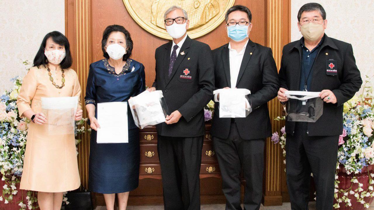 ป้องกันโควิด เตช บุนนาค รับมอบหน้ากาก Face Shields จำนวน 1,000 ชิ้น จาก คุณหญิงลักษณาจันทร เลาหพันธุ์ รองประธานสถาบันวิจัยจุฬาภรณ์ เพื่อสนับสนุนการปฏิบัติหน้าที่ของบุคลากรทางการแพทย์ในช่วงการระบาดของเชื้อไวรัสโควิด-19 ที่สภากาชาดไทย วันก่อน.