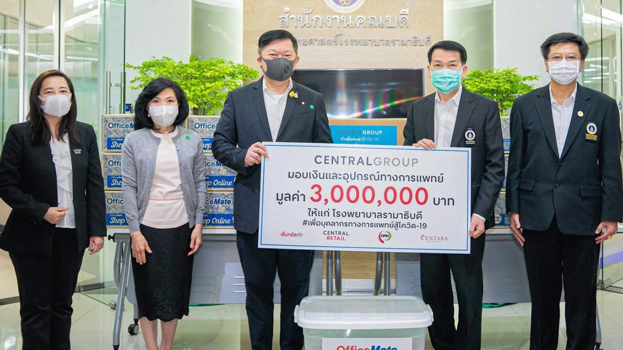 เพื่อคุณหมอ พิชัย จิราธิวัฒน์ และ สุพัตรา จิราธิวัฒน์ มอบเงินบริจาคและอุปกรณ์ทางการแพทย์ รพ.รามาธิบดี มูลค่า 3 ล้านบาท ในโครงการ กลุ่มเซ็นทรัล ทำเพื่อหมอ สู้โควิด ให้แก่ ศ.นพ.ปิยมิตร ศรีธรา และ ศ.นพ.รณชัย คงสกนธ์ ที่โรงพยาบาลรามาธิบดี วันก่อน.