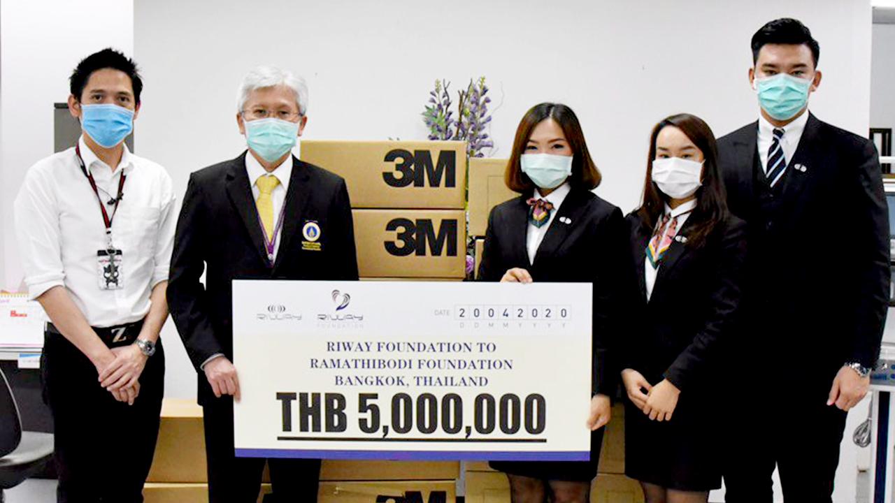 สมทบทุน ไถเฉิน ลี เป็นตัวแทนบริษัทไรเวย์ มอบเงินบริจาคจำนวน 5,000,000 บาท ให้แก่ รศ.นพ.สุรศักดิ์ ลีลาอุดมลิปิ ผอ.รพ.รามาธิบดี เพื่อสนับสนุนสมทบทุนมูลนิธิรามาธิบดีในการจัดซื้อเครื่องมือทางการแพทย์ช่วยเหลือผู้ป่วยโรคโควิด-19 ที่โรงพยาบาลรามาธิบดี วันก่อน.