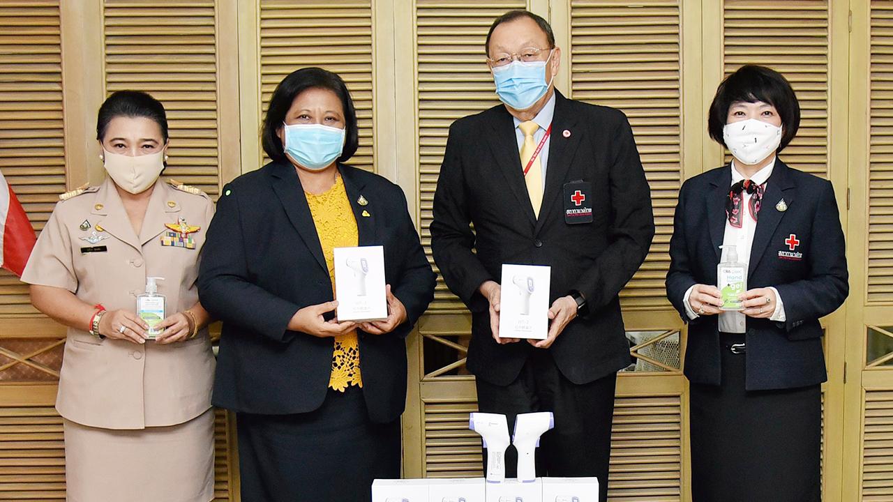 ป้องกันได้ ขรรค์ ประจวบเหมาะ ผอ.สนง.จัดหารายได้ สภากาชาดไทย ส่งมอบเครื่องวัดอุณหภูมิ จำนวน 50 เครื่อง และเจลแอลกอฮอล์ จำนวน 100 ขวด แอลกอฮอล์ทำความสะอาด 1,000 ลิตร ผ่าน สุจิตรา พิทยานรเศรษฐ์ อธิบดีกรมกิจการผู้สูงอายุ เพื่อป้องกันโควิด ที่สภากาชาดไทย วันก่อน.