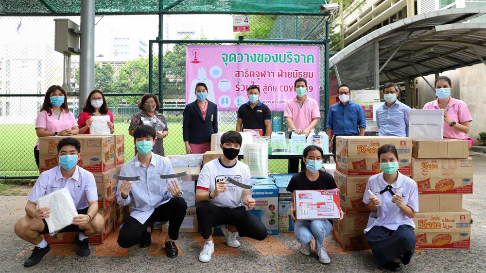 ส่งมอบ - ถกลเกียรติ วีรวรรณ, กณิการ์ วีรวรรณ และ นักแสดงช่องวัน 31 เน๋ง–ศรัณย์ นราประเสริฐกุล, กำปั่น–กรวิชญ์ สารสิน เป็นตัวแทนรับมอบเครื่องพ่นแอลกอฮอล์, เจล หน้ากากอนามัย จาก อ.พรพรหม ชัยฉัตร ผอ.โรงเรียนสาธิตจุฬาลงกรณ์มหาวิทยาลัย ฝ่ายมัธยมและรองคณบดีคณะครุศาสตร์ จุฬาลงกรณ์มหาวิทยาลัย ส่งต่อให้กับโครงการ “วันสร้างสุข” สู้ภัยโควิด-19 ช่องวัน 31.