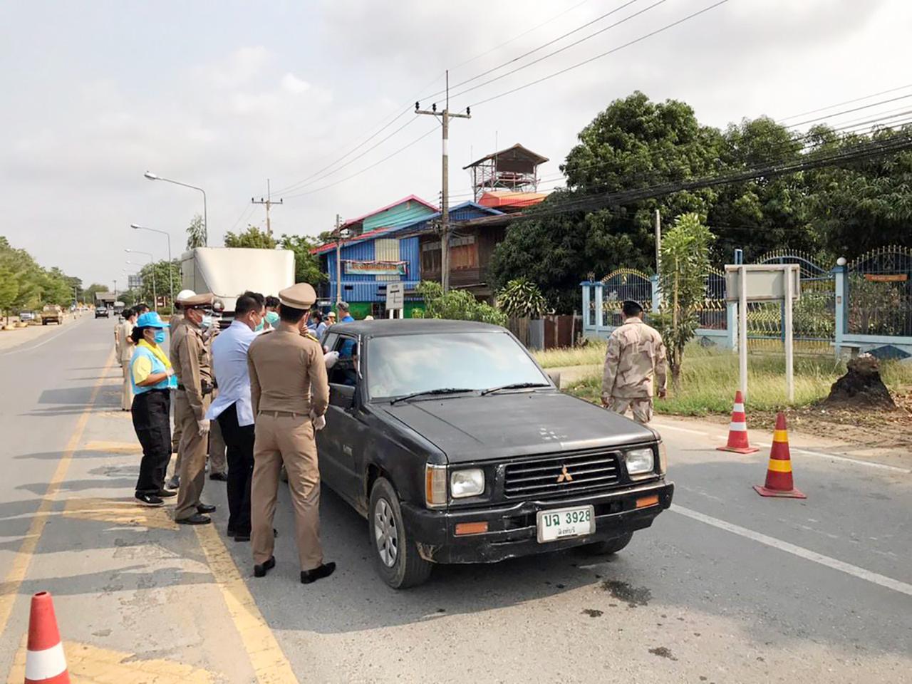 การตั้งด่านตรวจคัดกรองเส้นทางเข้าเมืองแต่ละจังหวัด ทำให้ประชาชนมีความตื่นตัวในการป้องกันการแพร่ระบาดของไวรัสร้ายได้ผลดี.