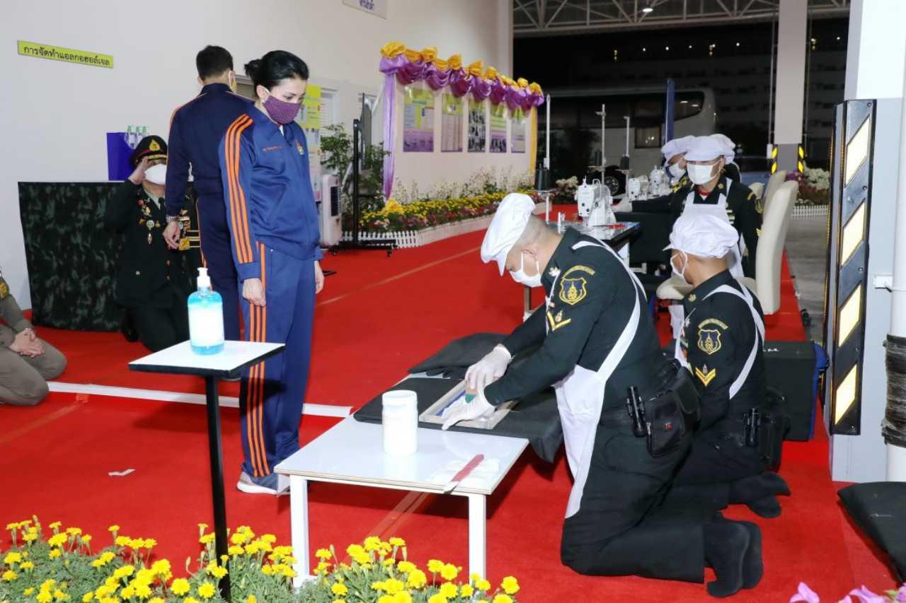 สมเด็จพระนางเจ้า ฯ พระบรมราชินี ทอดพระเนตรการทำ Silk Screen ลงบนผ้า
เพื่อนำมาเย็บเป็นถุงผ้าพระราชทาน