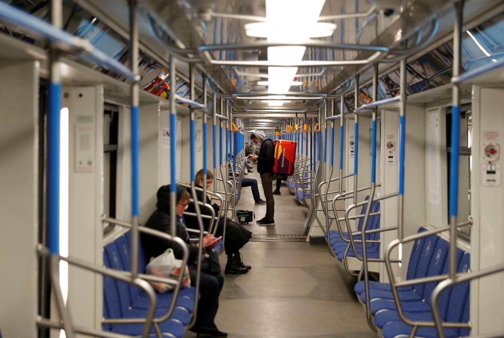 รถไฟฟ้าในกรุงมอสโก เมืองหลวงรัสเซียว่างโล่ง ขณะที่สถานการณ์ระบาดของเชื้อโควิด-19 กำลังทวีความรุนแรง