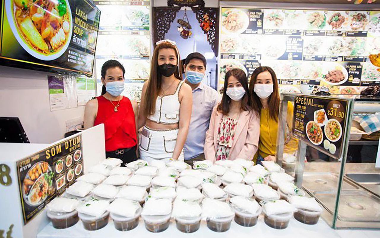ก๋อย–กมลพรรณ ทองโชติ แห่งร้าน Yummy Thai ย่านไชน่าทาวน์ ซิดนีย์ จัดทำข้าวกล่องแจก.