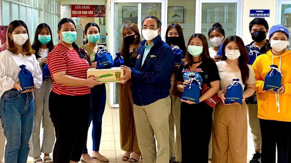 ห่วงใย - ธานี แสงรัตน์ ออท. ณ กรุงฮานอย ประเทศเวียดนาม นำที่ปรึกษา นำคณะไปเยี่ยมดูความเป็นอยู่ของนักศึกษาไทย ที่ ม.ฮานอย พร้อมมอบถุงยังชีพ พร้อมเจลแอลกอฮอล์ ถุงมือ และหน้ากากอนามัย เพื่อป้องกันโควิด-19.