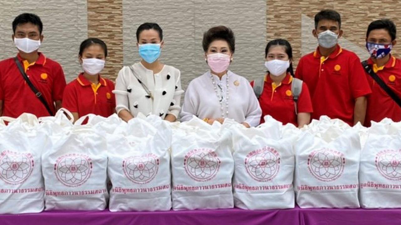 แจกอาหาร สุณี หวังวณิชกุล ประธานมูลนิธิพุทธภาวนาธรรมสถาน จ.อุตรดิตถ์ และ อนันดา หวังวณิชกุล ผู้แทนจาก บ.ยูเนียนฟูดอินดัสตรี และบริษัทไซโนเมดิคอล จัดตั้งโรงทานนำสิ่งของ อาหารแห้งช่วยเหลือผู้ประสบภัยสถานการณ์ระบาดเชื้อไวรัสโควิด-19 ที่ชุมชนคลองเตย วันก่อน.