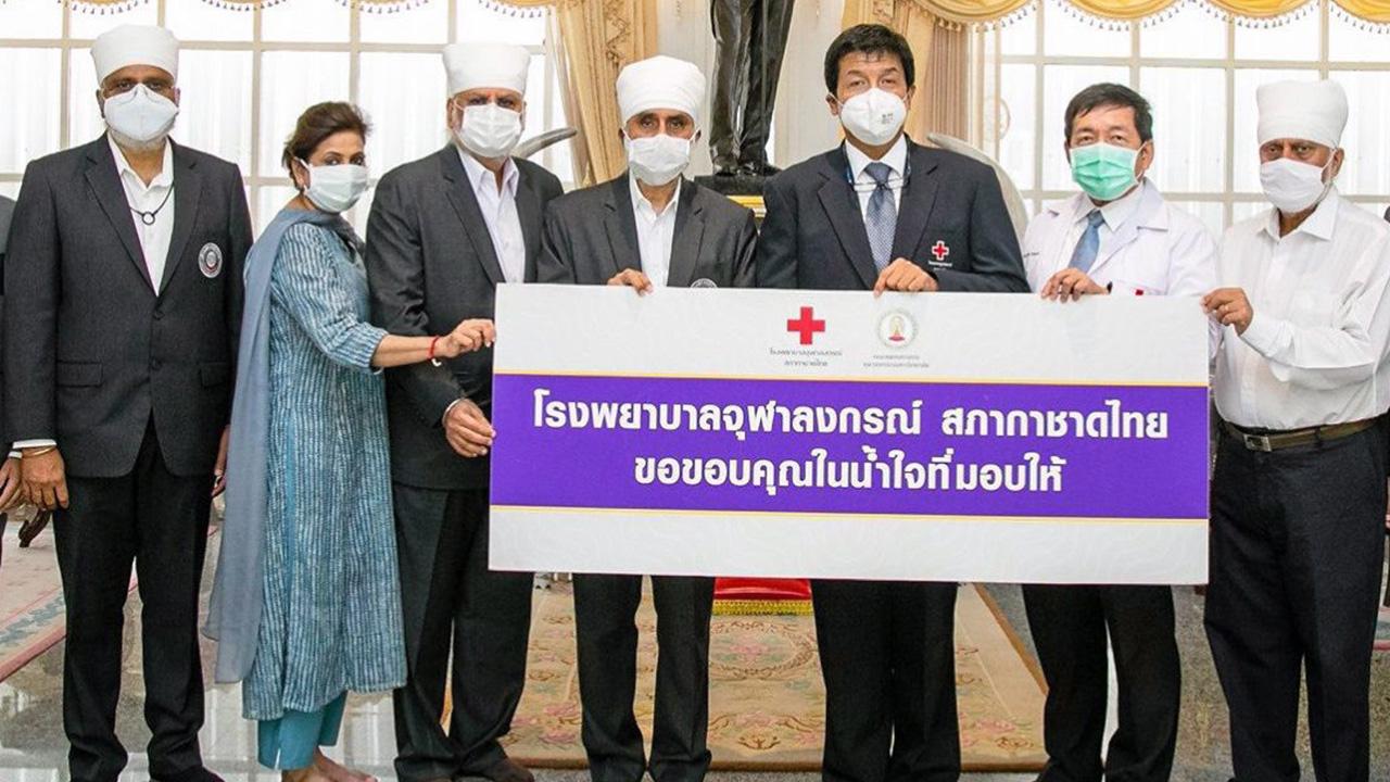 มีน้ำใจ กูรมัคซิงห์ สัจจเทพ ประธานมูลนิธิฮารนามซิงห์ ฮารบันส์กอร์ (สัจจเทพ) มอบเงินบริจาคจำนวน 1,000,000 บาท ให้แก่ รศ.นพ.ฉันชาย สิทธิพันธุ์ เพื่อสมทบทุนจัดหาอุปกรณ์เครื่องช่วยหายใจช่วยเหลือรักษาผู้ป่วยติดเชื้อไวรัสโรคโควิด-19 ที่โรงพยาบาลจุฬาลงกรณ์ วันก่อน.