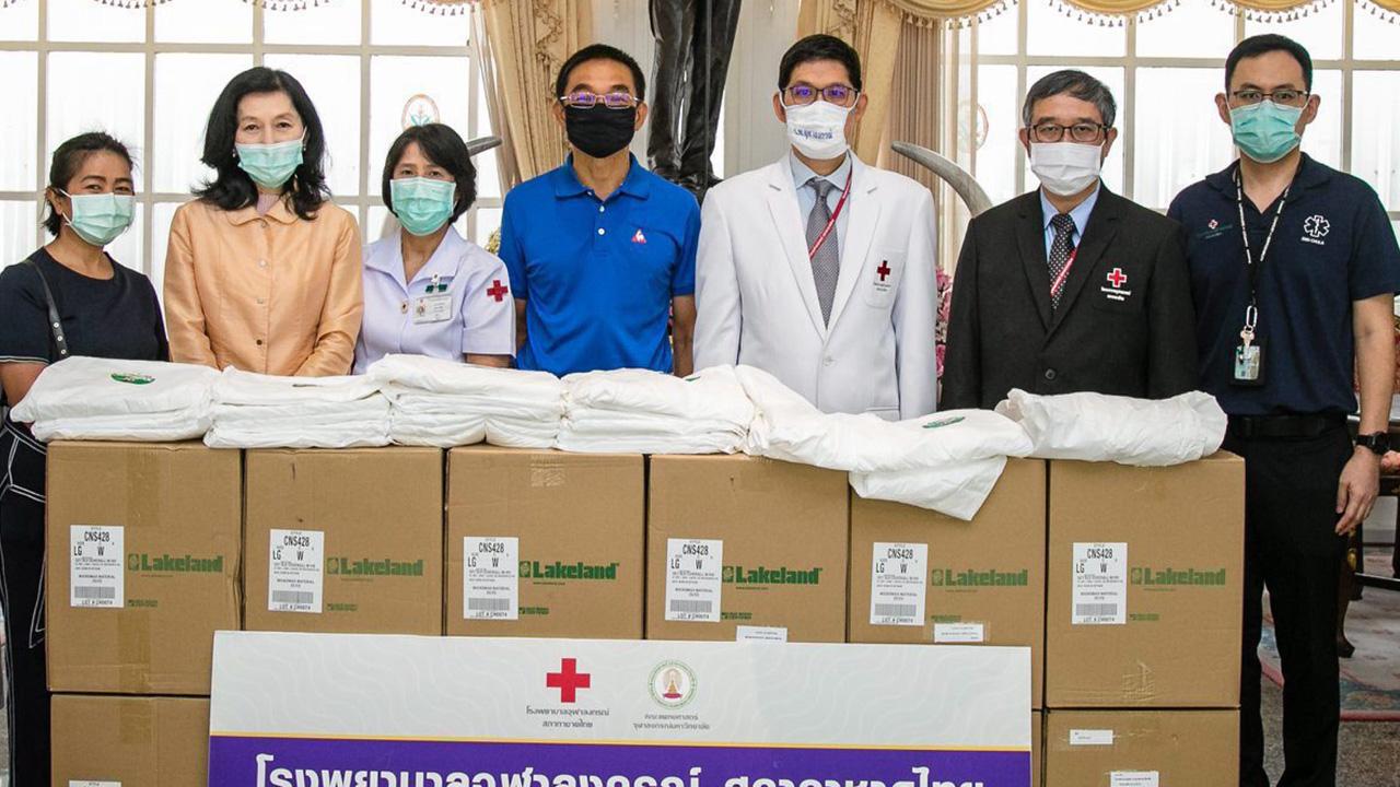 ปลอดภัย ณัชชัย ถาวรธวัช เป็นผู้แทนจาก พระสุดใจ ทันตมโน เจ้าอาวาสวัดป่าบ้านตาด จ.อุดรธานี มอบชุดปลอดเชื้อ PPE จำนวน 1,000 ชุด ให้แก่ ศ.นพ.รื่นเริง ลีลานุกรม และ ผศ.นพ.พรเลิศ ฉัตรแก้ว เพื่อในการตรวจรักษาผู้ป่วยโควิด-19 ที่โรงพยาบาลจุฬาลงกรณ์ วันก่อน.