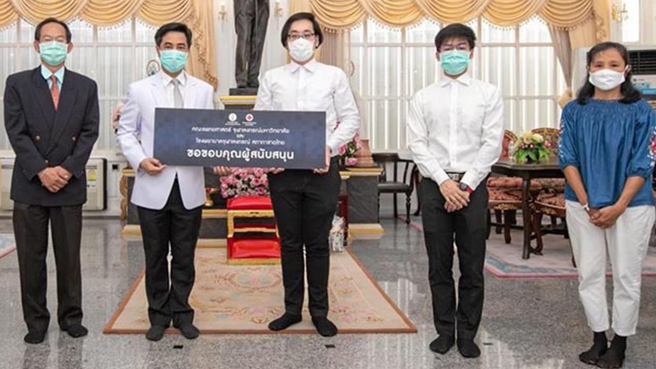ให้หน้ากาก ศ.นพ.สุทธิพงศ์ วัชรสินธุ รับมอบหน้ากากอนามัย N95 และ KN95 จำนวน 900 ชิ้น จาก มานิน ผู้พัฒน์, ปริญญ์ ผู้พัฒน์ และ สุรวิช สัพพะเลข ผู้แทนนิสิตคณะแพทยศาสตร์ จุฬา ชั้นปีที่ 3 (รุ่นที่ 73) เพื่อใช้ในการป้องกันการติดเชื้อโควิด-19 ที่โรงพยาบาลจุฬาลงกรณ์ วันก่อน.