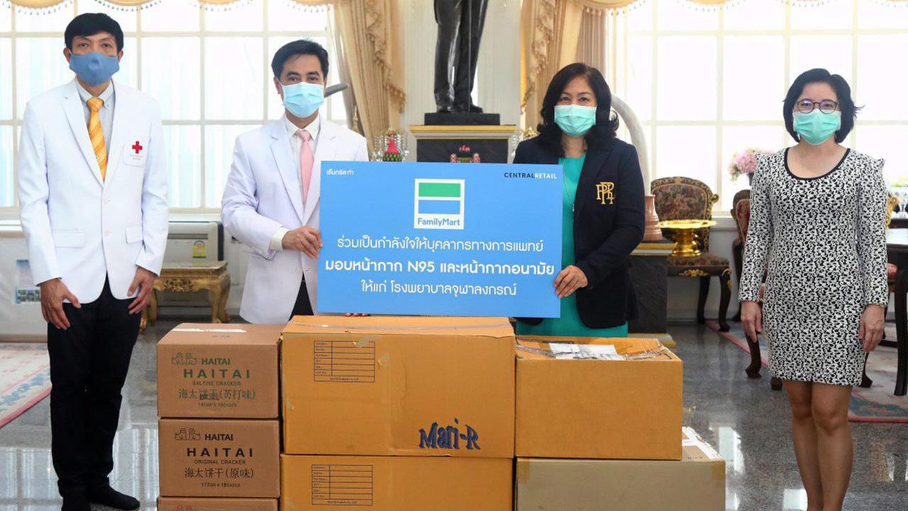จากเซ็นทรัล ภัทรพร เพ็ญประพัฒน์ และ นัดดาวดี สุวรรณนาคินนท์ ในนามกลุ่มเซ็นทรัลมอบหน้ากาก N95 หน้ากากอนามัย-หน้ากากผ้า พร้อมด้วยอาหารและเครื่องดื่ม ให้แก่ ศ.นพ.สุทธิพงศ์ วัชรสินธุ เพื่อเป็นกำลังใจบุคลากรทางการแพทย์ ที่โรงพยาบาลจุฬาลงกรณ์ วันก่อน.
