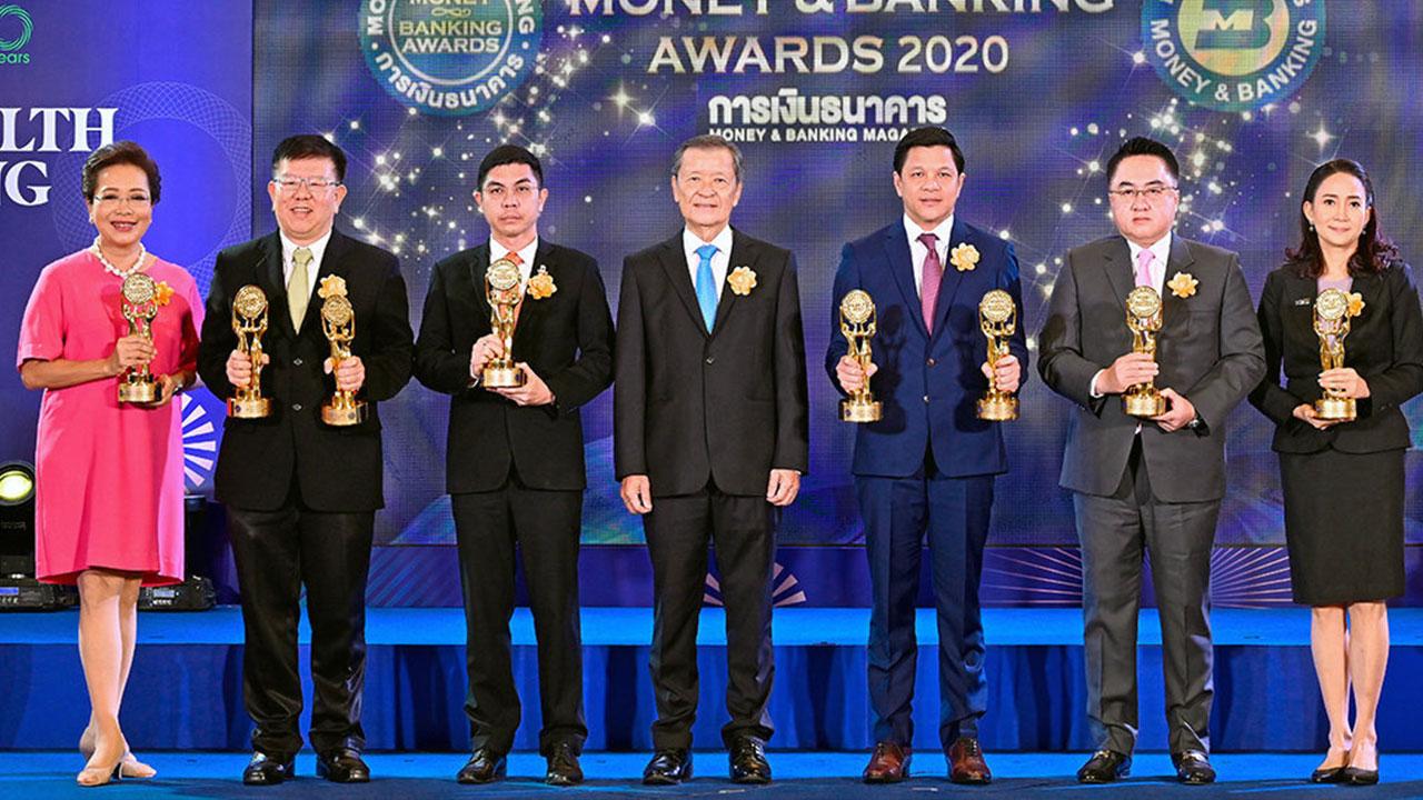 ภูมิใจ - สันติ วิริยะรังสฤษฎ์ มอบรางวัลเกียรติยศ MONEY & BANKING AWARDS 2020 ในงานมหกรรมการเงิน Money Expo 2020 ให้แก่ พิตราภรณ์ บุณยรัตพันธุ์, ชัยยศ ตันพิสุทธิ์, ฉัตรชัย ศิริไล, วิทัย รัตนากร, อิสระ วงศ์รุ่ง และ อรรัตน์ ชุติมิต ที่ไบเทค บางนา วันก่อน.