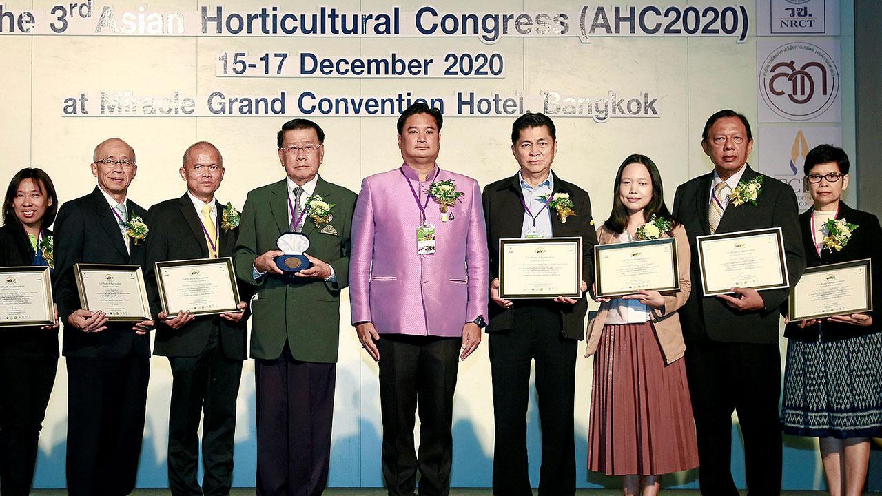 ประชุม - ดร.อนันต์ ดาโลดม เปิดการประชุมวิชาการพืชสวนแห่งเอเชีย The 3rd Asian Horticultural Congress 2020 โดยมี ระพีภัทร์ จันทรศรีวงศ์, ดร.เศรษฐพงศ์ เลขะวัฒนะ, ดร.สุวิทย์ ชัยเกียรติยศ และ ศ.ดร.จริงแท้ ศิริพานิช มาร่วมประชุมด้วย ที่ รร.มิราเคิล แกรนด์ วันก่อน.