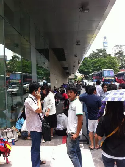 'โกลาหล-ดราม่า' เพิ่มสิทธิ์ซื้อ 'ไอโฟน' ดีแทคลด 50%
