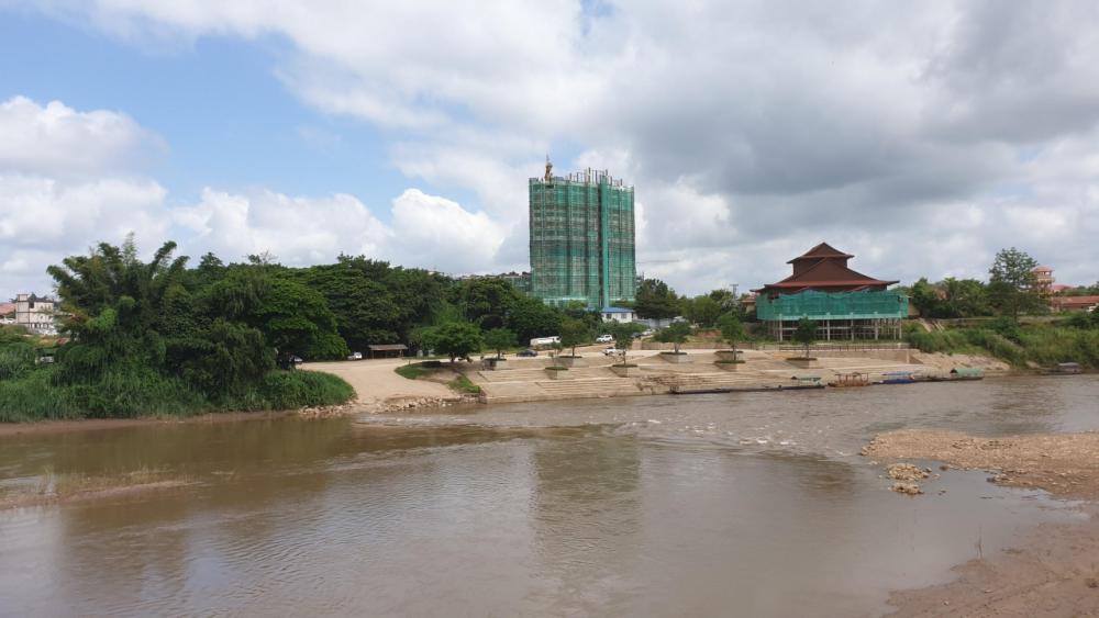 โลกียสถาน ตั้งตระหง่านอยู่ริมฝั่งแม่น้ำ เมืองเมียวดี