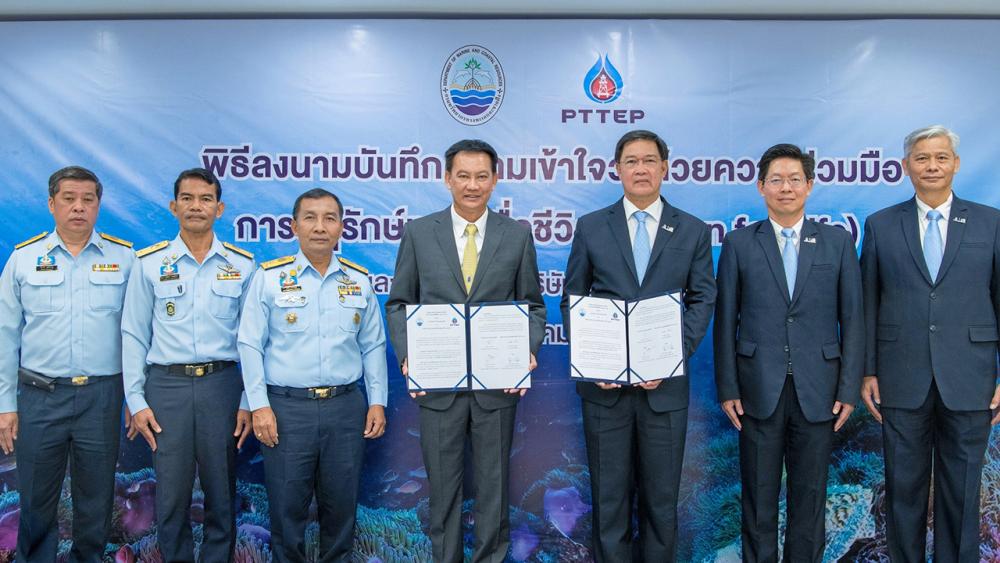 ดีมาก พงศธร ทวีสิน และ โสภณ ทองดี ลงนามความร่วมมือระหว่าง ปตท.สผ. กับ ทช. ในการ อนุรักษ์ทะเลเพื่อเสริมสร้างความอุดมสมบูรณ์ทรัพยากรและสร้างรายได้ให้ชุมชน โดยมี ปิยะ สุขุมภาณุเมศร์ และ ปรีชา วนชุติกุล มาร่วมในพิธีด้วย ที่กรมทรัพยากรทางทะเลและชายฝั่ง วันก่อน.