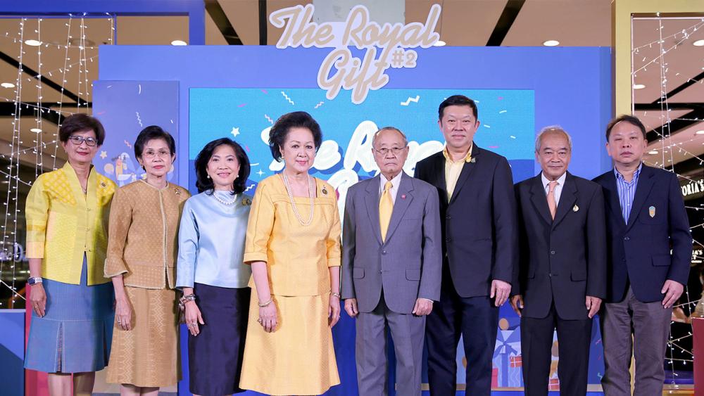 ของขวัญ ดร.สุเมธ ตันติเวชกุล และ ท่านผู้หญิงภรณี มหานนท์ เปิดงาน “THE ROYAL GIFT FESTIVAL” จากร้านค้าโครงการในพระราชดำริ โดยมี ท่านผู้หญิงกอบกุล อุบลเดชประชารักษ์, พิชัย จิราธิวัฒน์ และ ดร.ณัฐกิตติ์ ตั้งพูลสินธนา มาร่วมงานด้วย ที่เซ็นทรัลเวิลด์ วันก่อน.