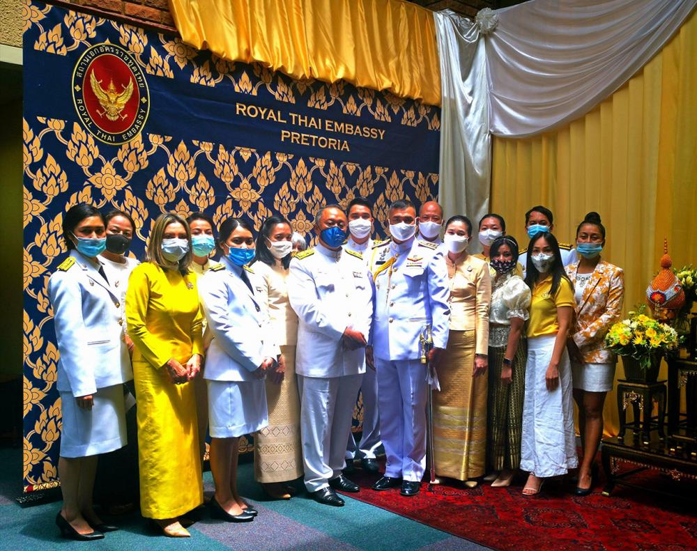 น้อมรำลึก ไพสิฐ บุญปาลิต อุปทูต ณ กรุงพริทอเรีย แอฟริกาใต้ ถ่ายภาพกับข้าราชการและตัวแทนชาวไทย ที่ไปร่วมงานน้อมรำลึกถึงพระมหากรุณาธิคุณของ พระเจ้าอยู่หัว ร.9, งานวันพ่อ และวันชาติ ที่สถานทูต.